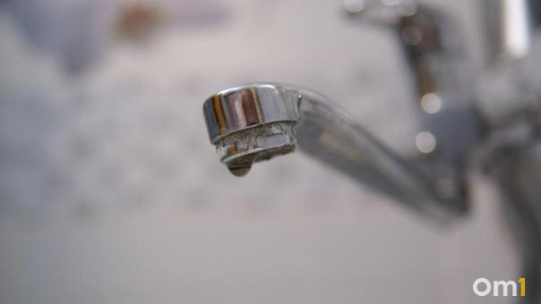 Ремонт затянулся: омичей рассердило долгое отсутствие горячей воды