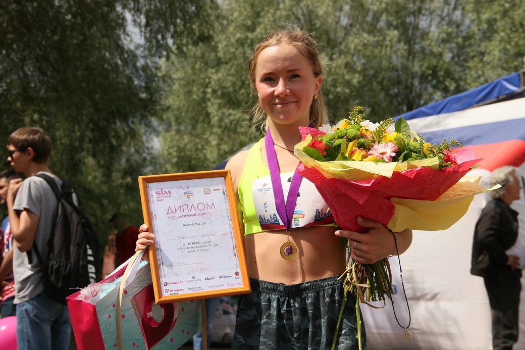 Пан спортсмен 13. Марина Ковалева бег. Пан спортсмен Касимов. Забег с цветами. Цветы спортсменке.