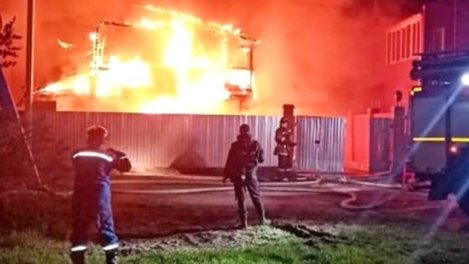 В Новосибирске полностью сгорели два частных дома и гараж