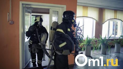 Задымление на первом этаже: спасатели эвакуировали омскую гимназию