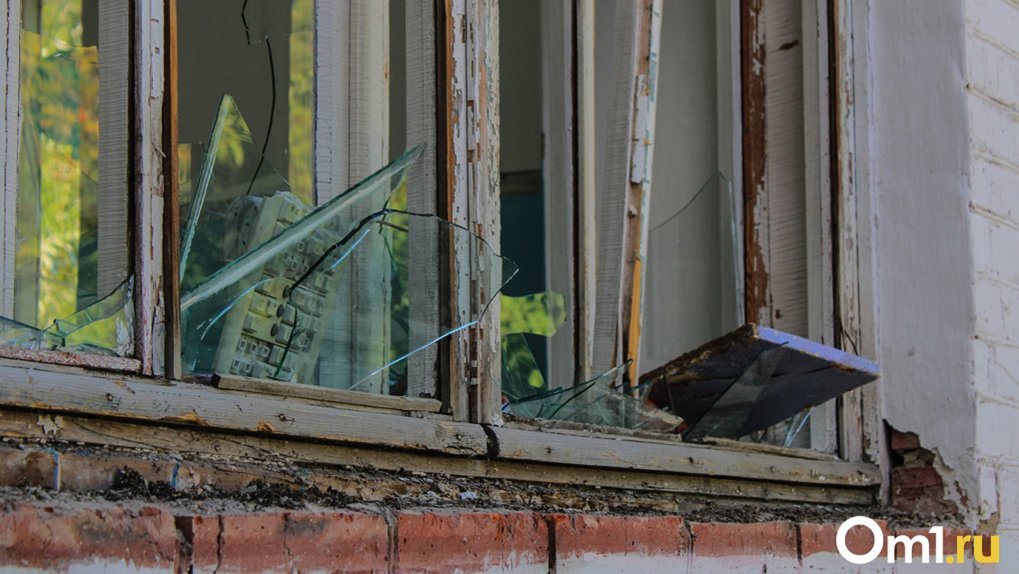 Омская прокуратура проверит обеспечения безопасности заброшки, с окна которой выпрыгнул школьник и сломал ногу