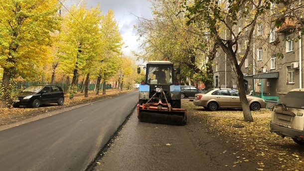 Омичи жалуются, что во время дождя укладывали асфальт - ВИДЕО