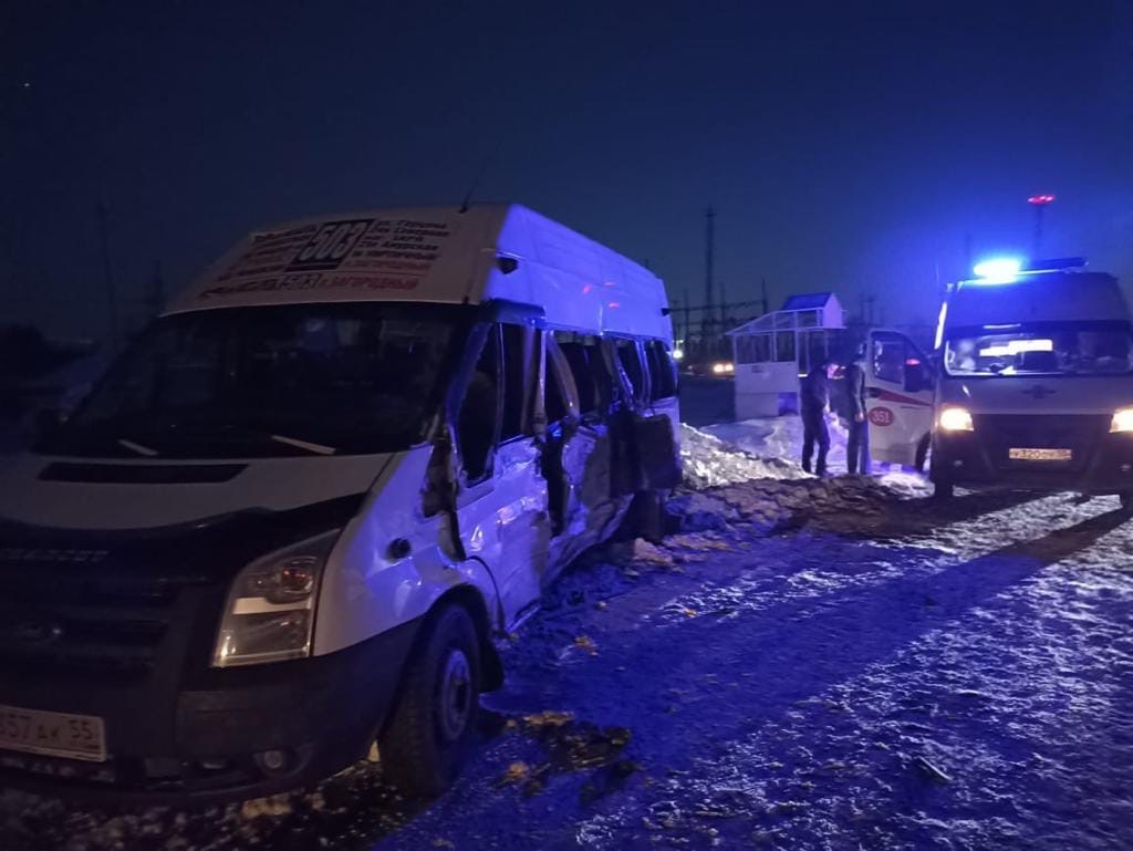 Омская маршрутка, полная пассажиров, попала в аварию. Есть пострадавшие |  28.02.2022 | Омск - БезФормата