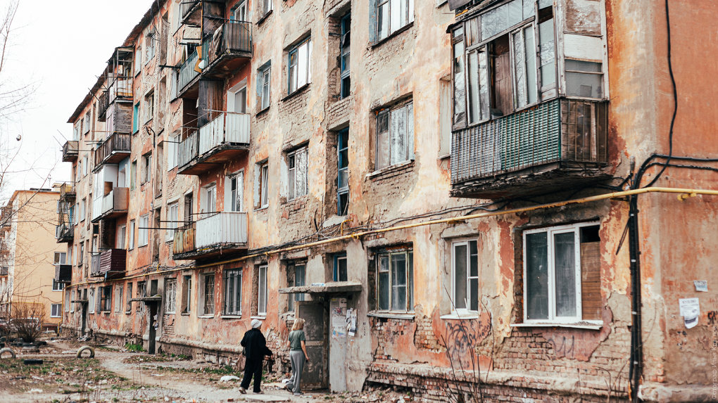 Скорей бы расселили: мы побывали в «домах ужаса» на улице 50 лет Профсоюзов