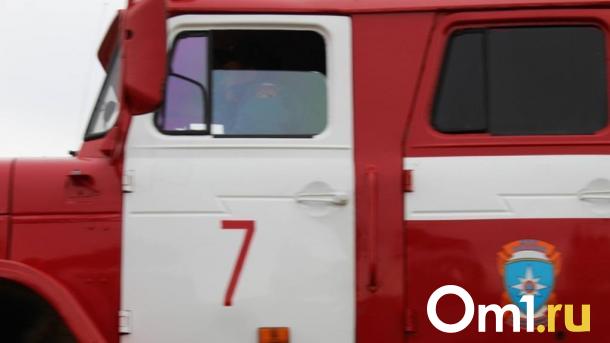 Во время движения у омича загорелась машина