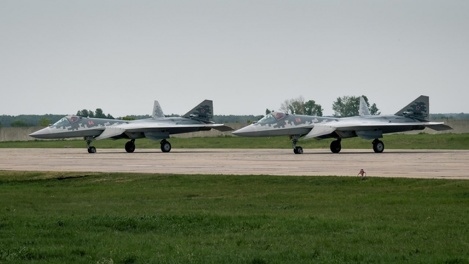 Два новых истребителя Су-57 заметили в новосибирском аэропорту