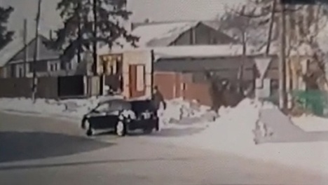 Занесло во всех смыслах: под Омском ищут водителя, который сбил пешехода и сбежал