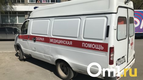 Три человека попали в больницу после ДТП с «Ладой» и фурой в Первомайском районе Новосибирска