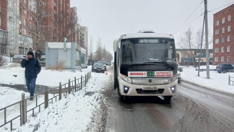 Пожилая омичка попала под колёса автобуса на остановке