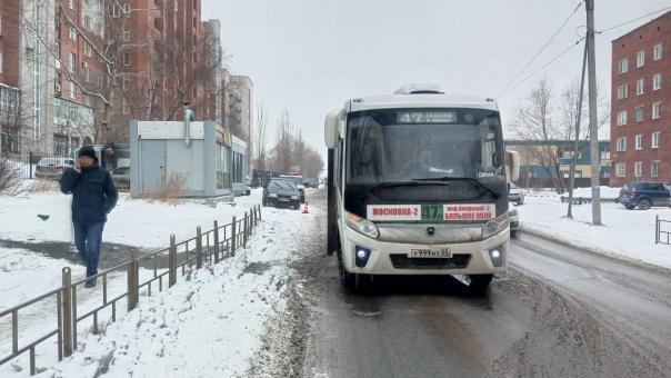 Пожилая омичка попала под колёса автобуса на остановке