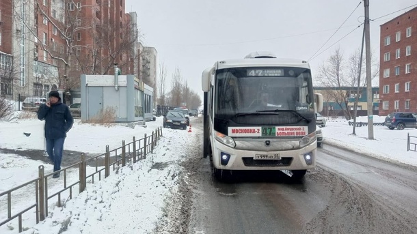 Пожилая омичка попала под колёса автобуса на остановке