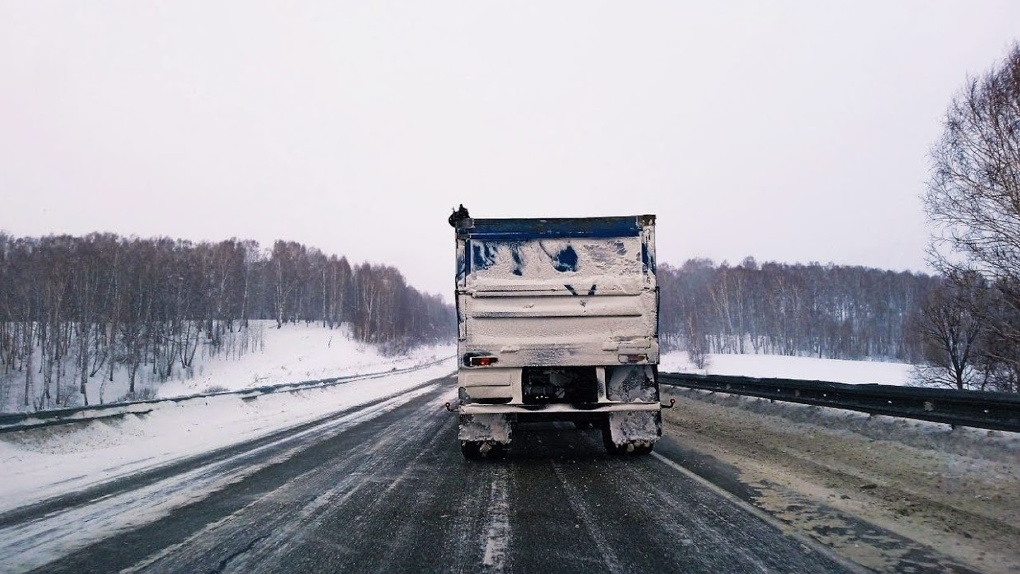 Движение большегрузов ограничат на дорогах Новосибирской области с 10 апреля