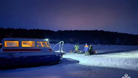 Пожилой рыбак застрял на льду Обского моря, но был спасён в Новосибирске