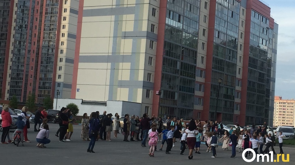 В новосибирском жилкомплексе устроили массовый детский праздник в разгар пандемии