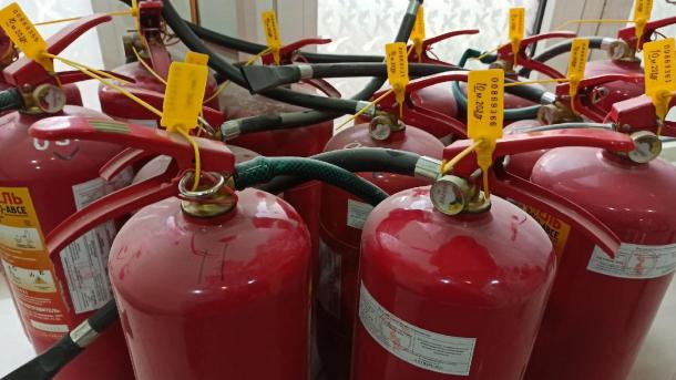 Новосибирские пожарные спасли 20 человек из горящего общежития