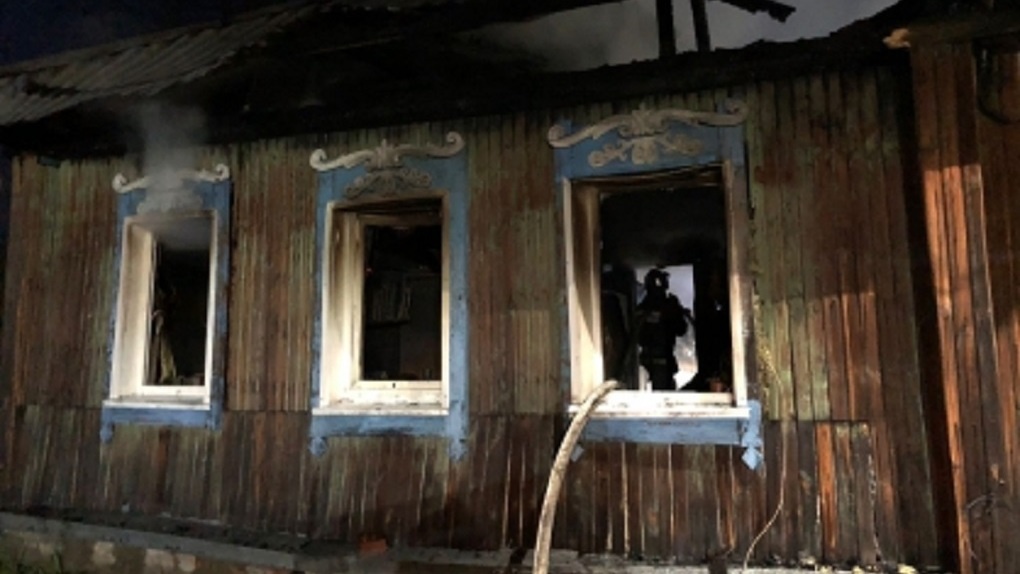 Двое новосибирцев сгорели при пожаре в частном доме. Их не могут опознать