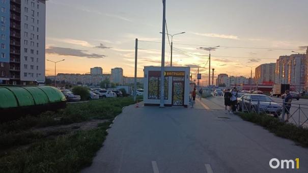 Подросток на электросамокате сломал руку омичке