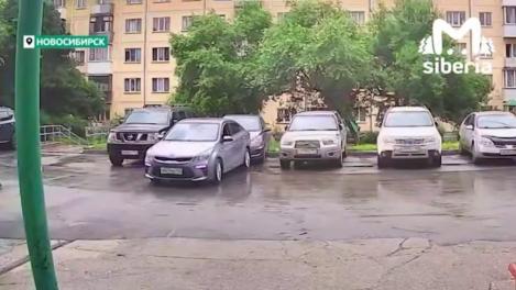 Не рассчитал дистанцию: в Новосибирске водитель отправил чужое авто «в полёт» на парковке