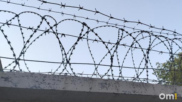 Уголовное дело в Омской области: мужчина обвиняется в истязании семьи