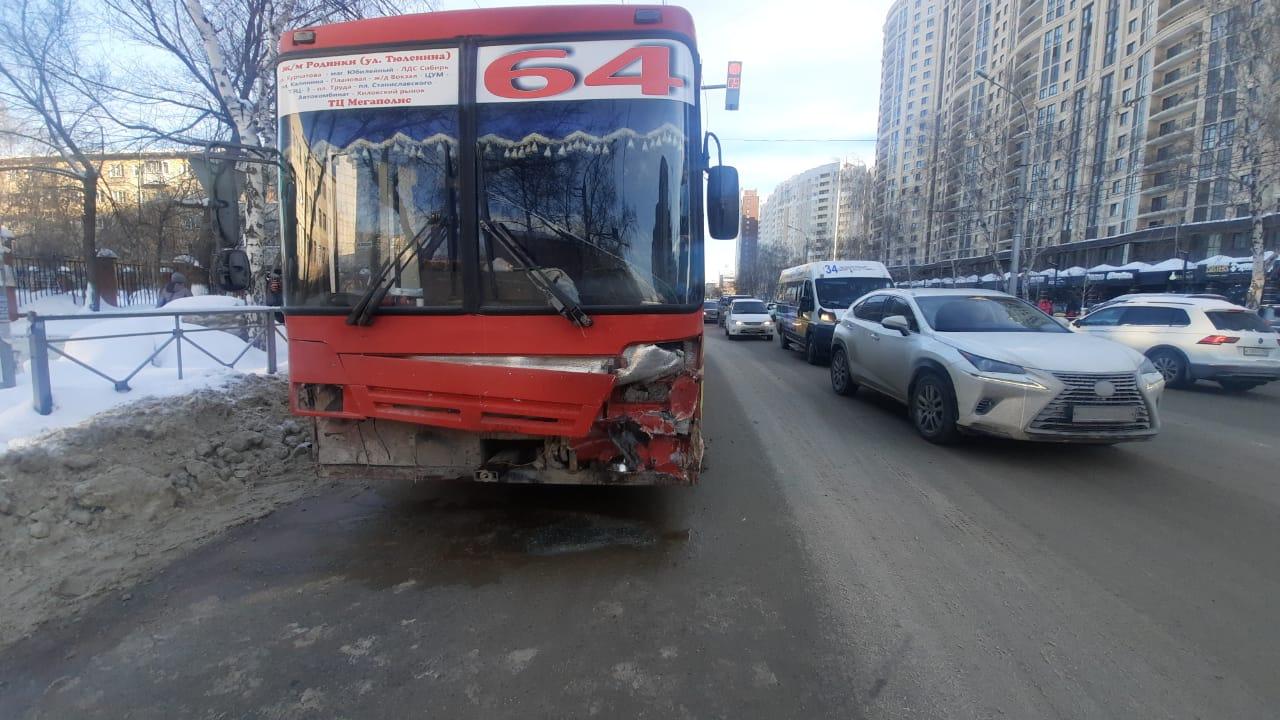 Влетел на большой скорости. В Новосибирске произошло жёсткое ДТП |  23.12.2021 | Омск - БезФормата