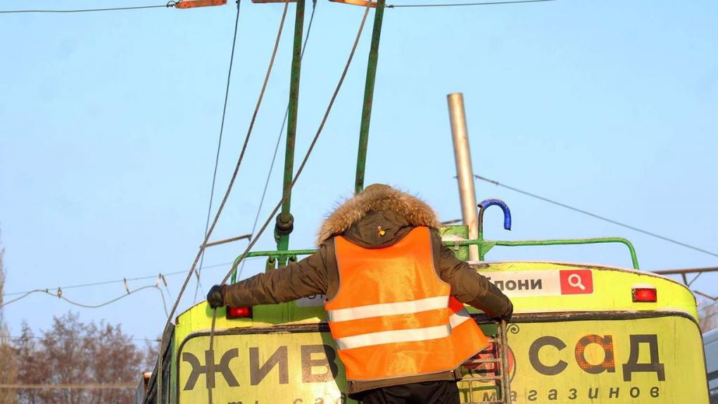 Троллейбус запутался в проводах на площади Труда в Новосибирске