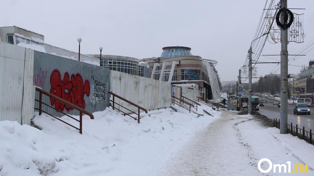 В Омске снесли часть ТК «Летур»