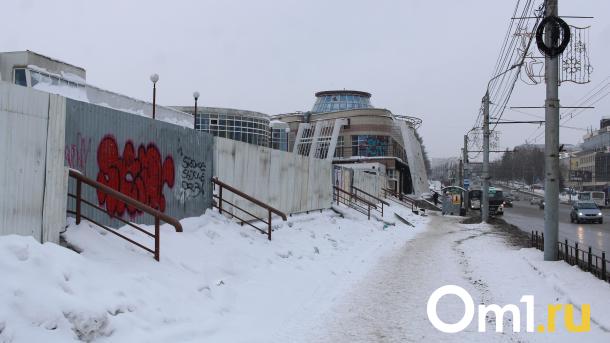 В Омске снесли часть ТК «Летур»