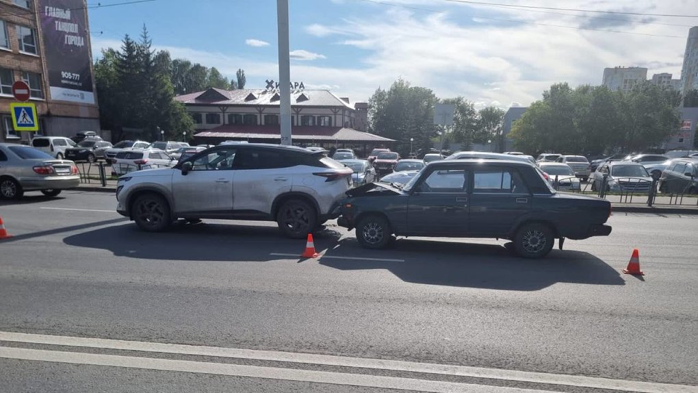 В Омске у Сибзавода столкнулись две машины, есть пострадавшие