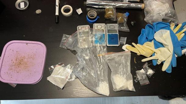 Два ранее не судимых новосибирца попались с крупной партией наркотиков