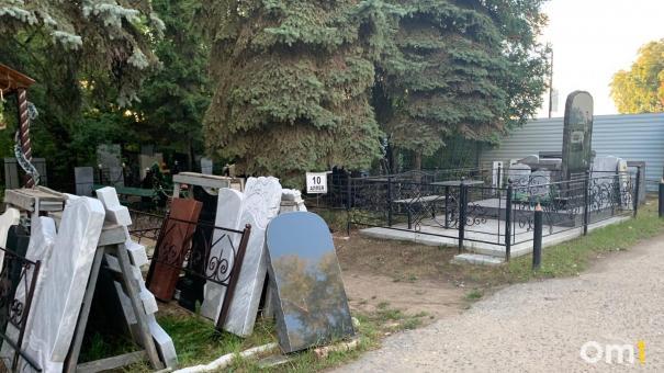 Под Омском затопило могилы на Юго-Восточном кладбище