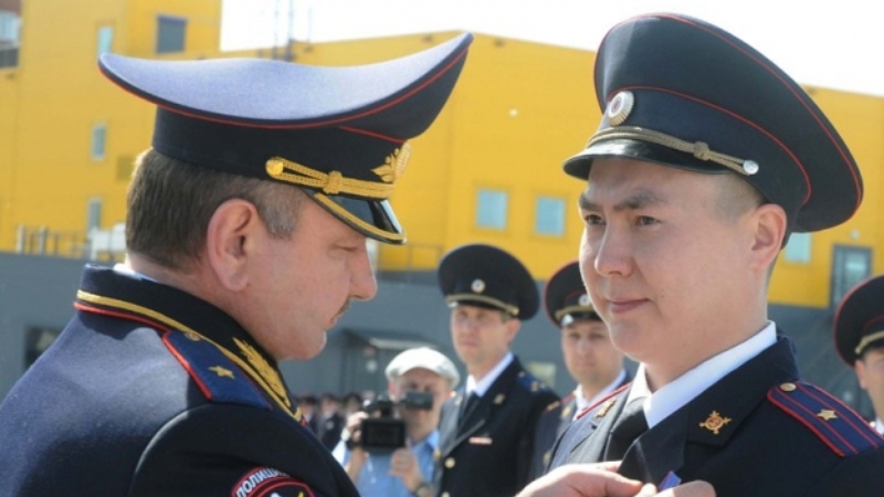 В Омске наградили полицейского, спасшего годовалого заложника