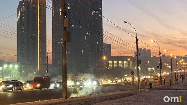 Город застыл: Новосибирск встал в 8-балльных пробках утром 21 декабря