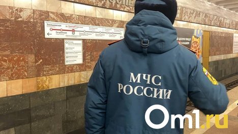 В Омске рядом с омской школой загорелось неэксплуатируемое строение