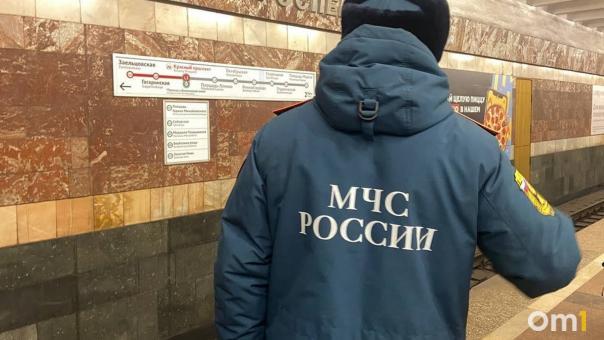 В Омске рядом с омской школой загорелось неэксплуатируемое строение