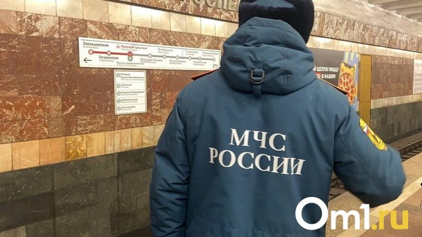 В Омске рядом с омской школой загорелось неэксплуатируемое строение