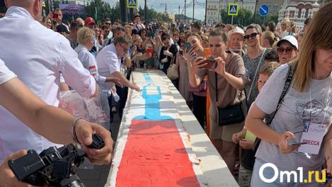 Омичей угостили гигантским тортом в виде ракеты «Ангара»
