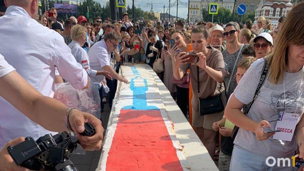 Омичей угостили гигантским тортом в виде ракеты «Ангара»