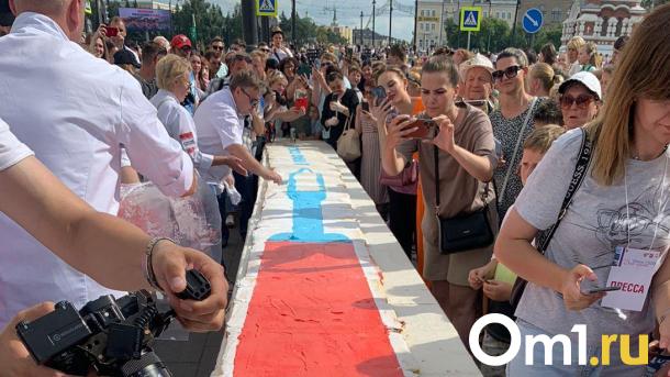 Омичей угостили гигантским тортом в виде ракеты «Ангара»