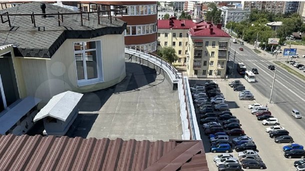 В Омске за 15 миллионов рублей продают коттедж на крыше многоэтажки