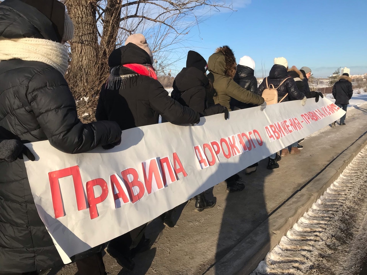 Живого омск. 3 Человека с плакатом. Акция в память жертв ДТП плакаты. День памяти жертв ДТП плакат. Плакаты в поддержку Донбасса.