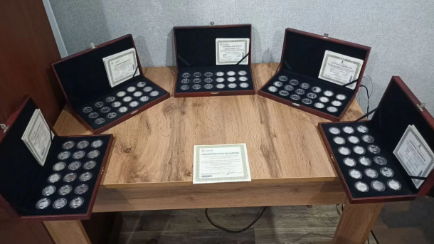 Медали с изображением правителей России продают за 130 тысяч рублей в Новосибирске
