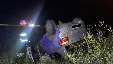 На трассе в Новосибирской области перевернулась иномарка — водитель погибла