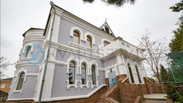 Коттедж с бассейном в омской «Долине Нищих» продают под детский сад