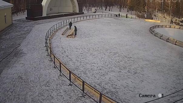Площадку для городского катка начали устанавливать в центре Новосибирска