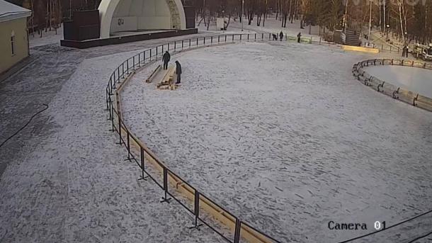 Площадку для городского катка начали устанавливать в центре Новосибирска