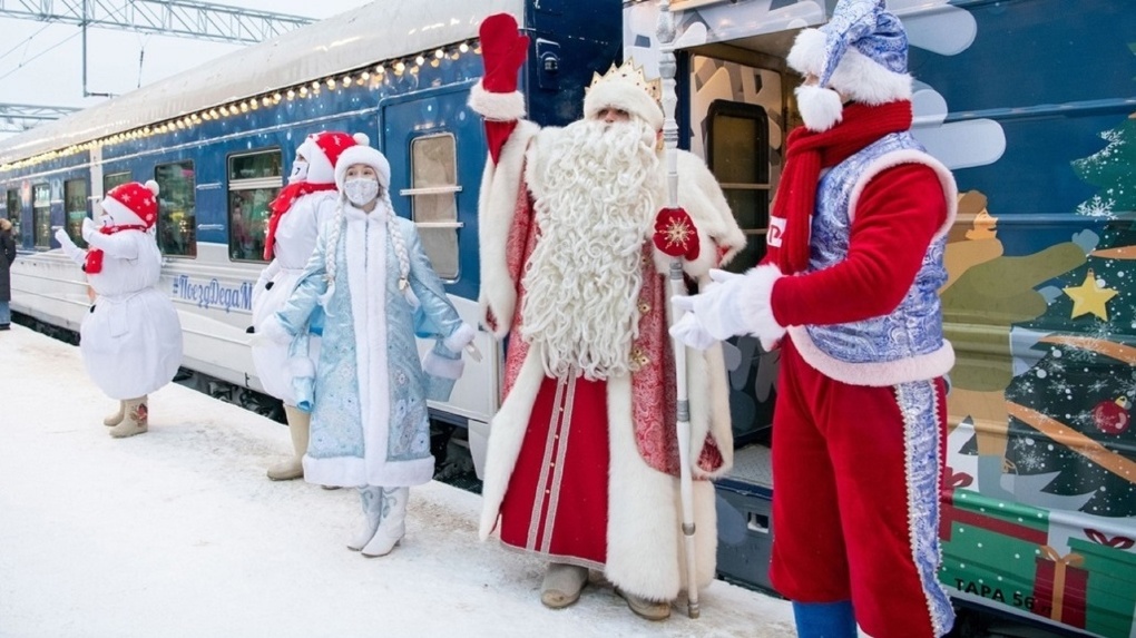 Поезд Деда Мороза заметили новосибирцы. ВИДЕО