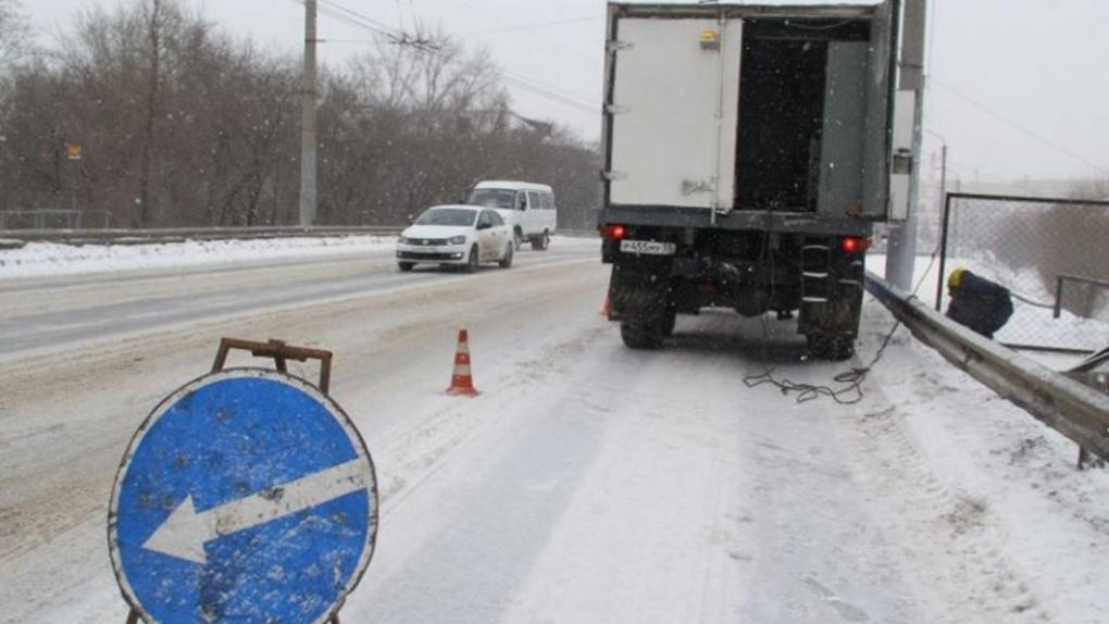 В Омске перекрыли часть аварийного тротуара путепровода на Лизы Чайкиной