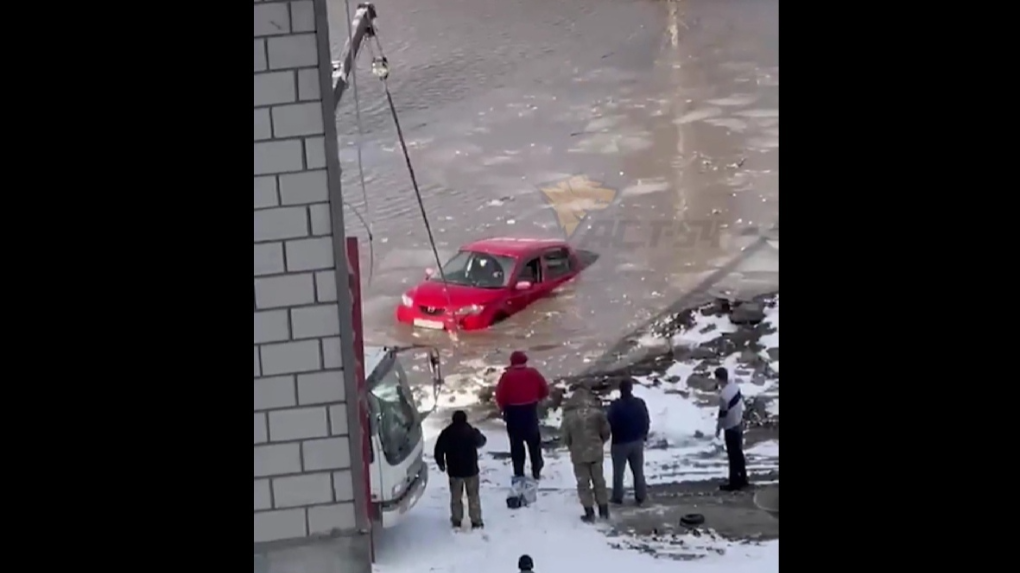 Автомобиль утонул в талой воде на улице Бородина в Новосибирске
