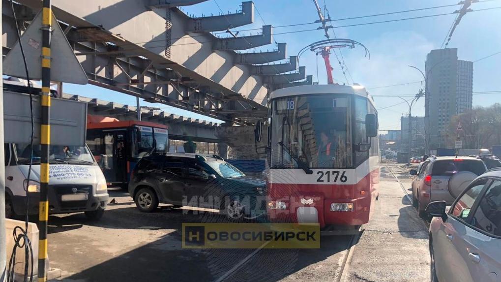 Автомобиль врезался в трамвай на площади Труда в Новосибирске