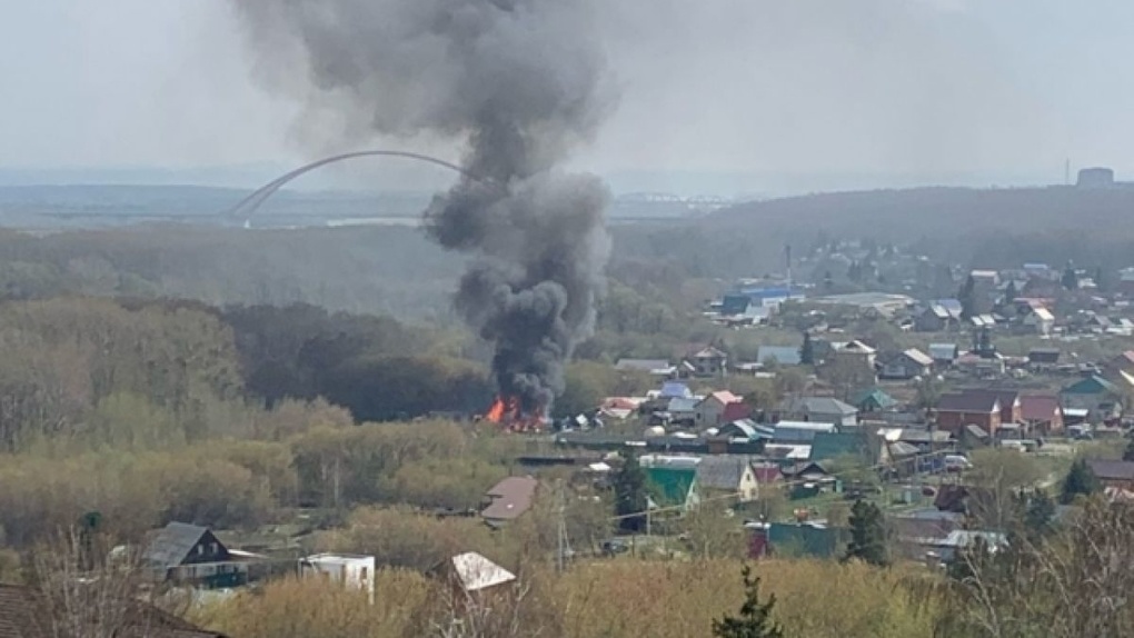 Частный дом на улице Тракторной сгорел в Новосибирске. ВИДЕО